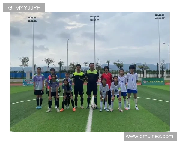 小孩足球明星在舞台上尽情跳舞的高清精彩瞬间分享