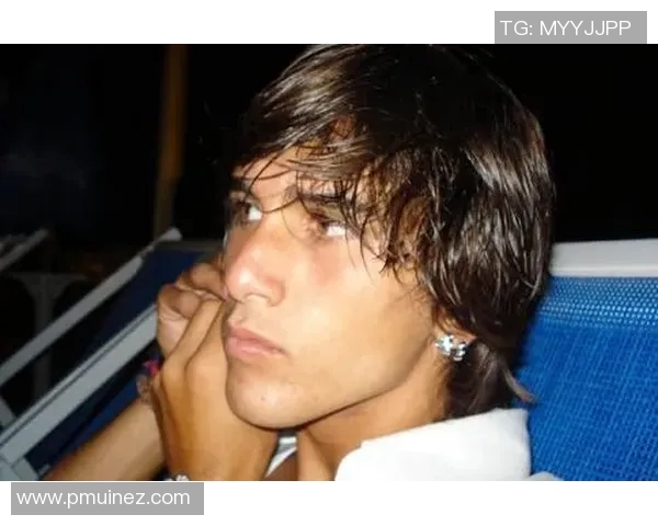 足球明星背头造型真实展现个性与魅力的时尚瞬间